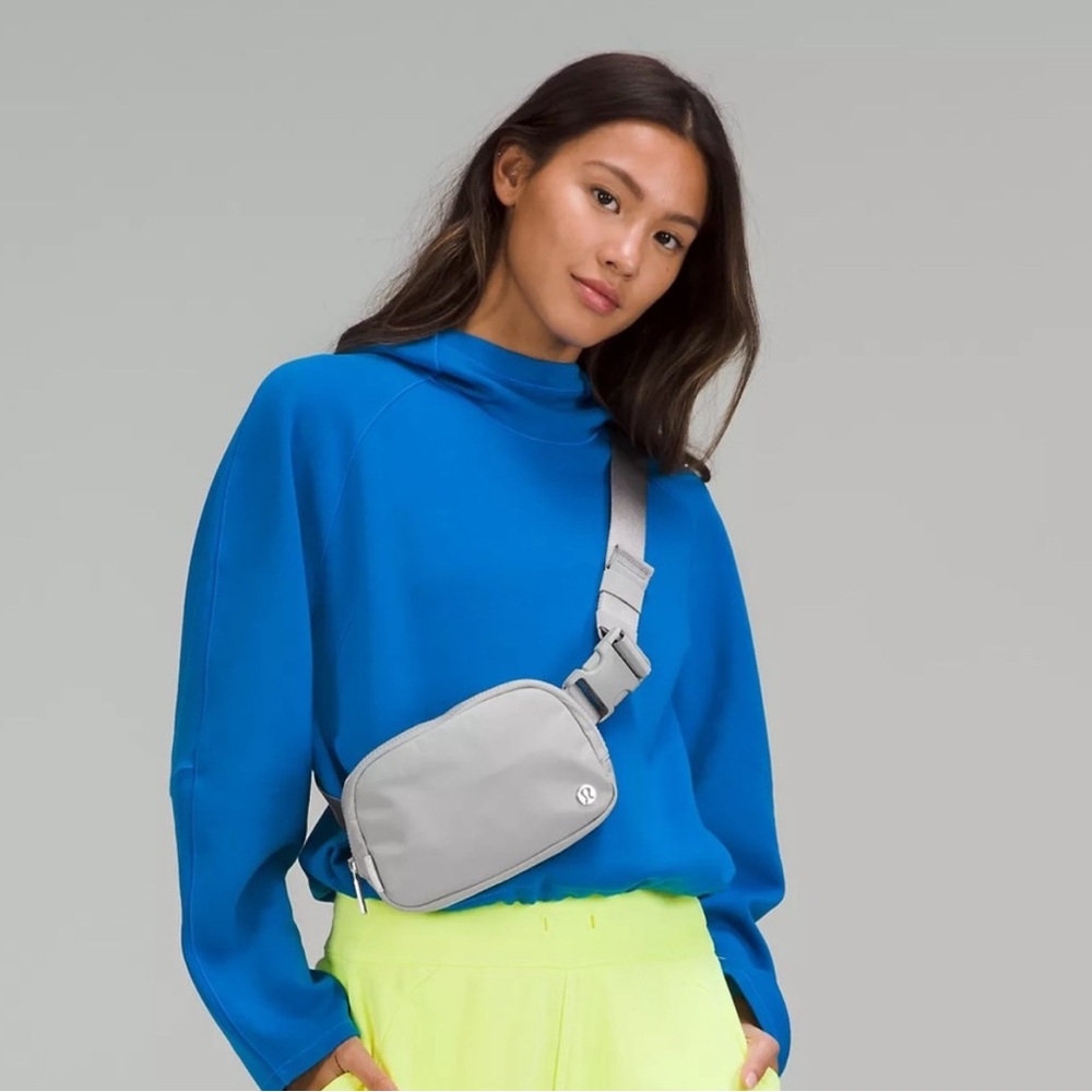 Lululemon Everywhere Belt Bag *1L- Silver NWT